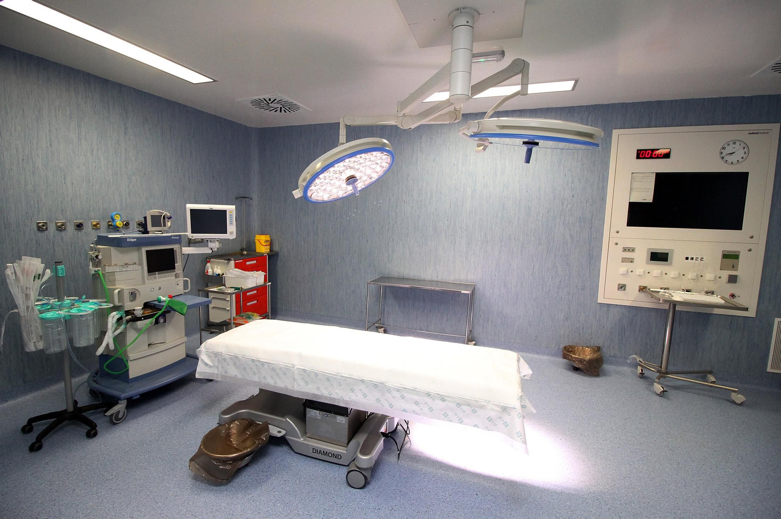 Imágenes de la visita de la consejera de Salud, Marina Alvarez, a los dos nuevos quirófanos que estrenará el Hospital Infanta Elena.