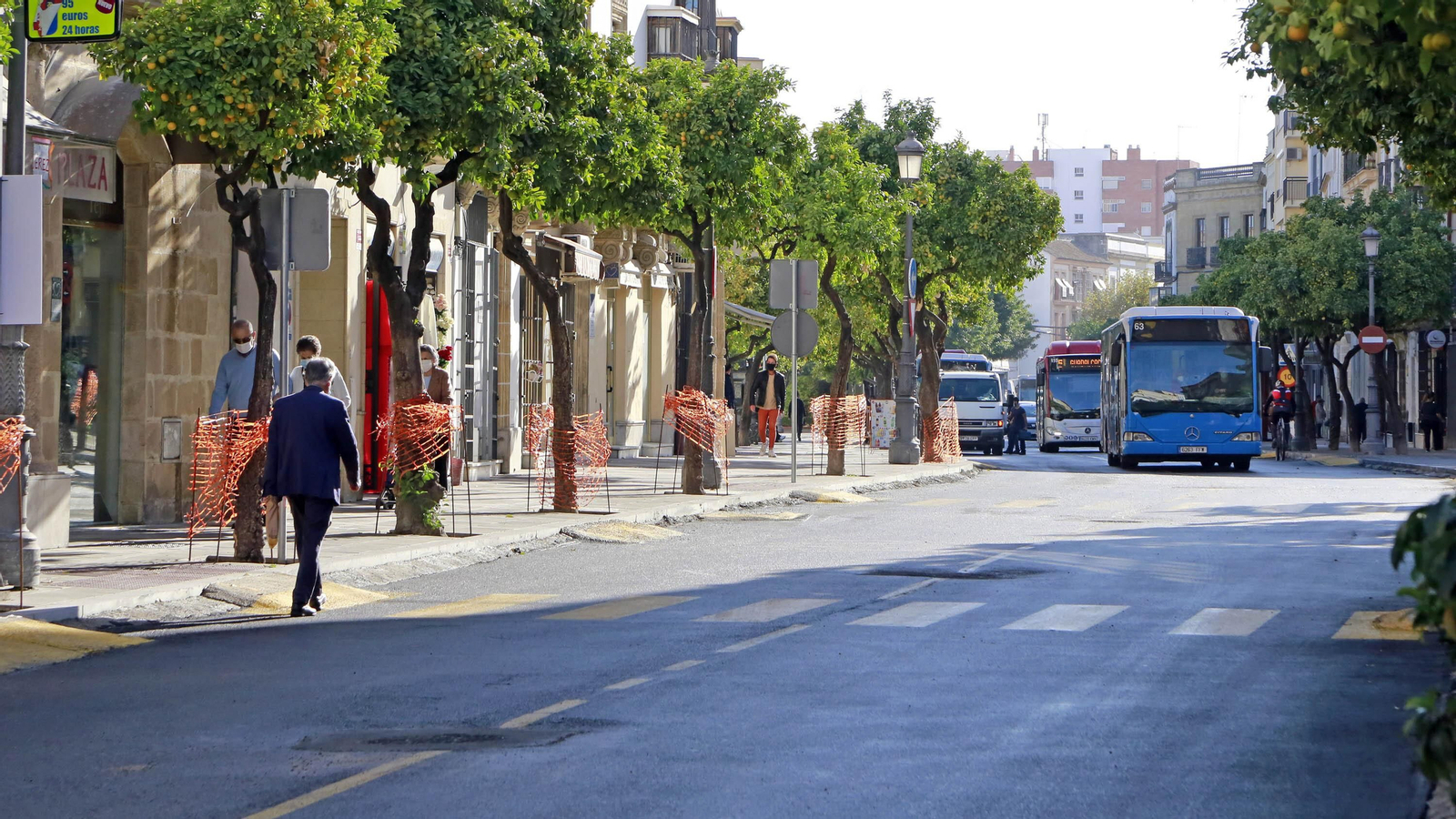 Autobuses circulando por Corredera tras el asfaltado provisional.