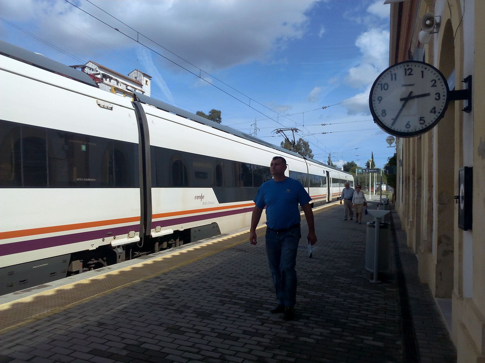 Un tren llega a la estación de Palma del Río.