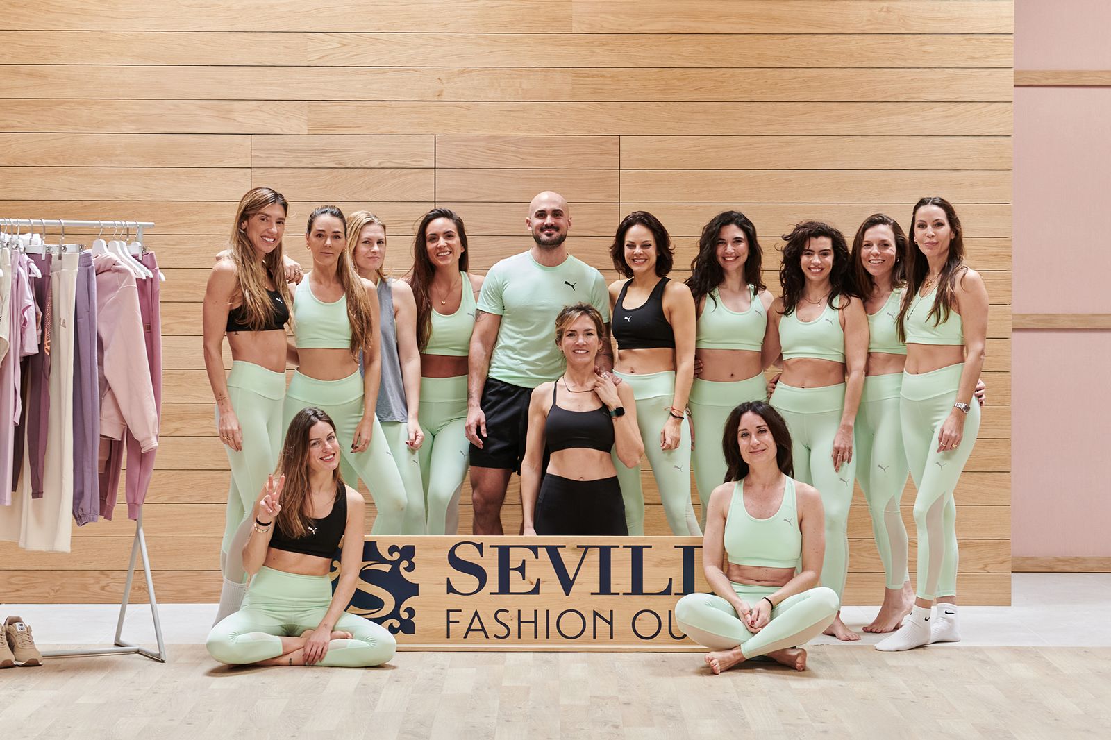 Una de las clases de yoga impartodas por Mer Fernández de Córdova en Sevilla Fashion Outlet.