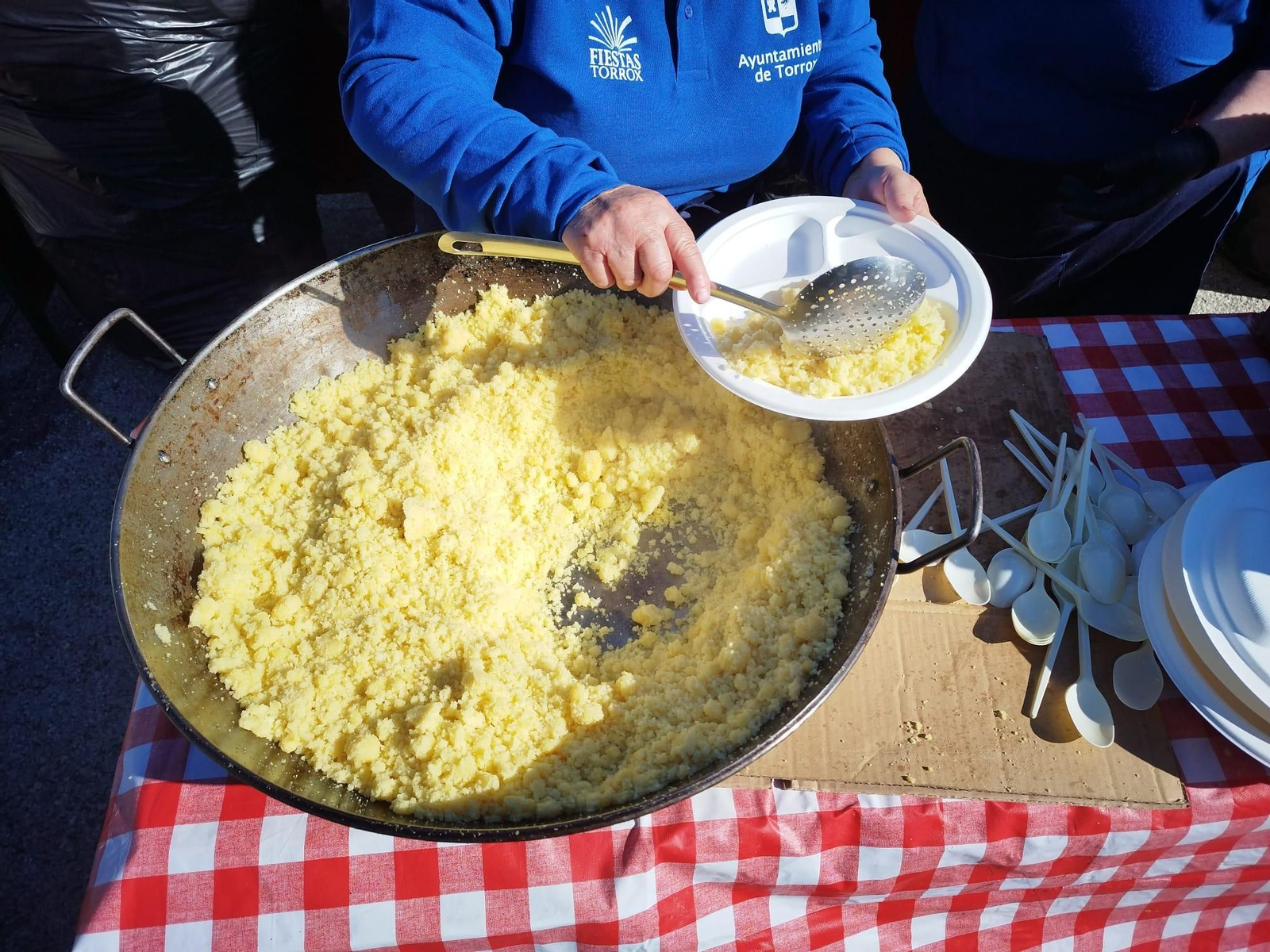 Más de 50.000 personas disfrutan en Torrox de la Fiesta de las Migas en manga corta y en vísperas de Nochebuena