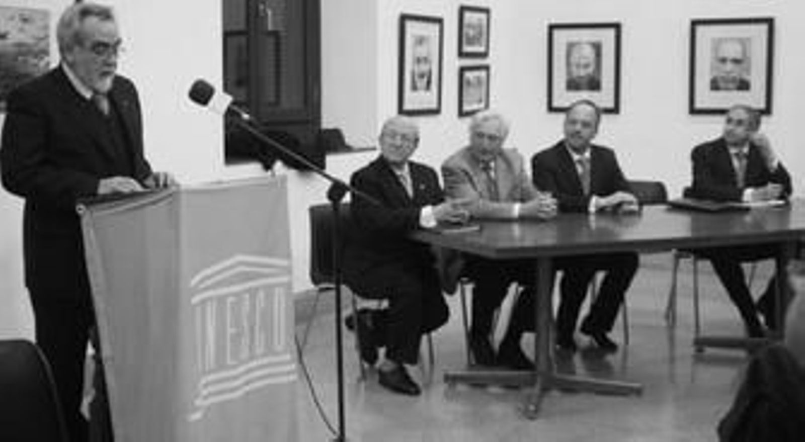 Instantánea de la inauguración ayer de la sede del Club Unesco Campo de Gibraltar en el Museo del Istmo de La Línea.