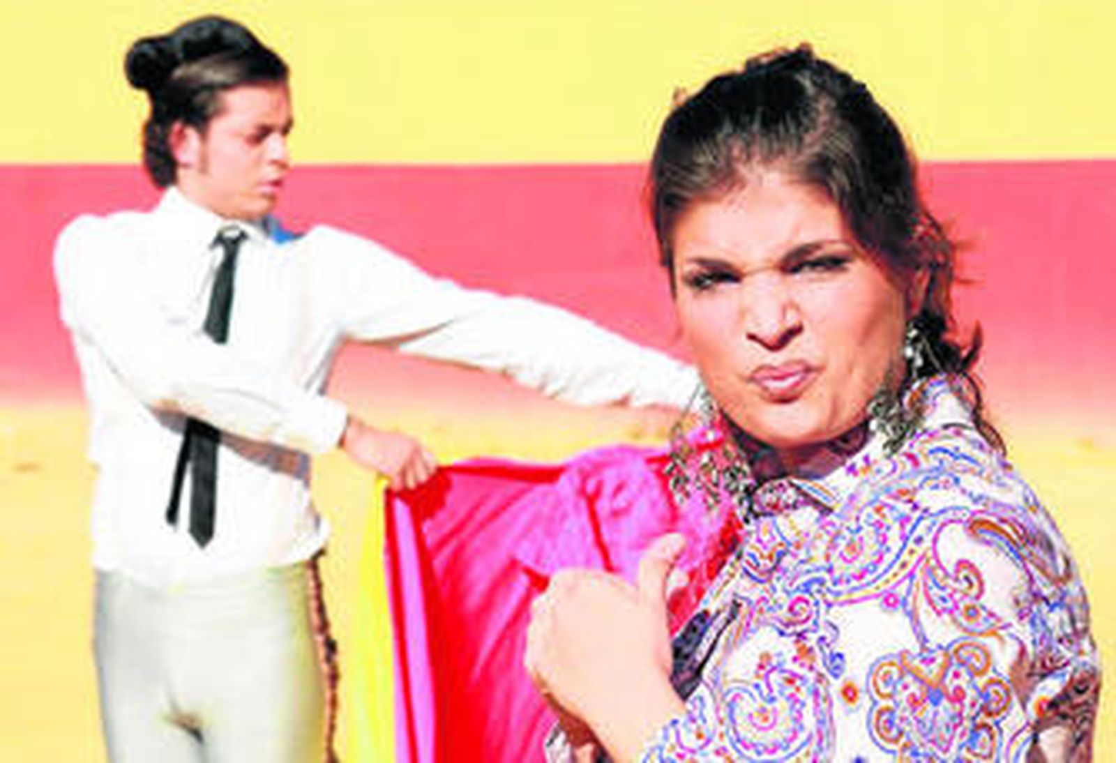 Nuria Suárez, caracterizada como Reme, detrás, Manu Jiménez en el papel de la promesa del toreo Toñito.