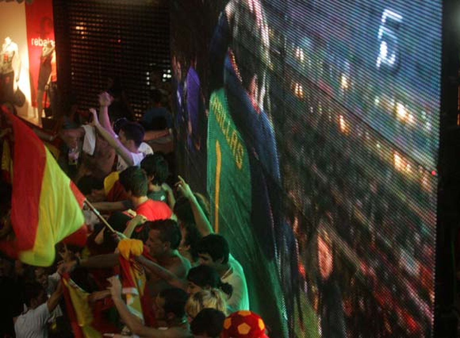 Todos los aficionados salieron a la calle a celebrar la victoria del Mundial vestidos con los colores de la selección

Foto: J.M. Quinones