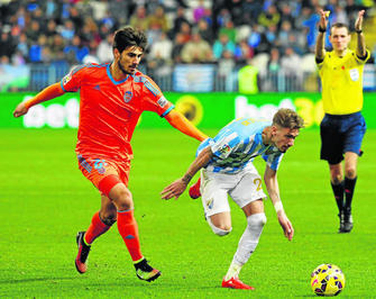 Samu Castillejo intenta avanzar en un partido ante el Valencia.