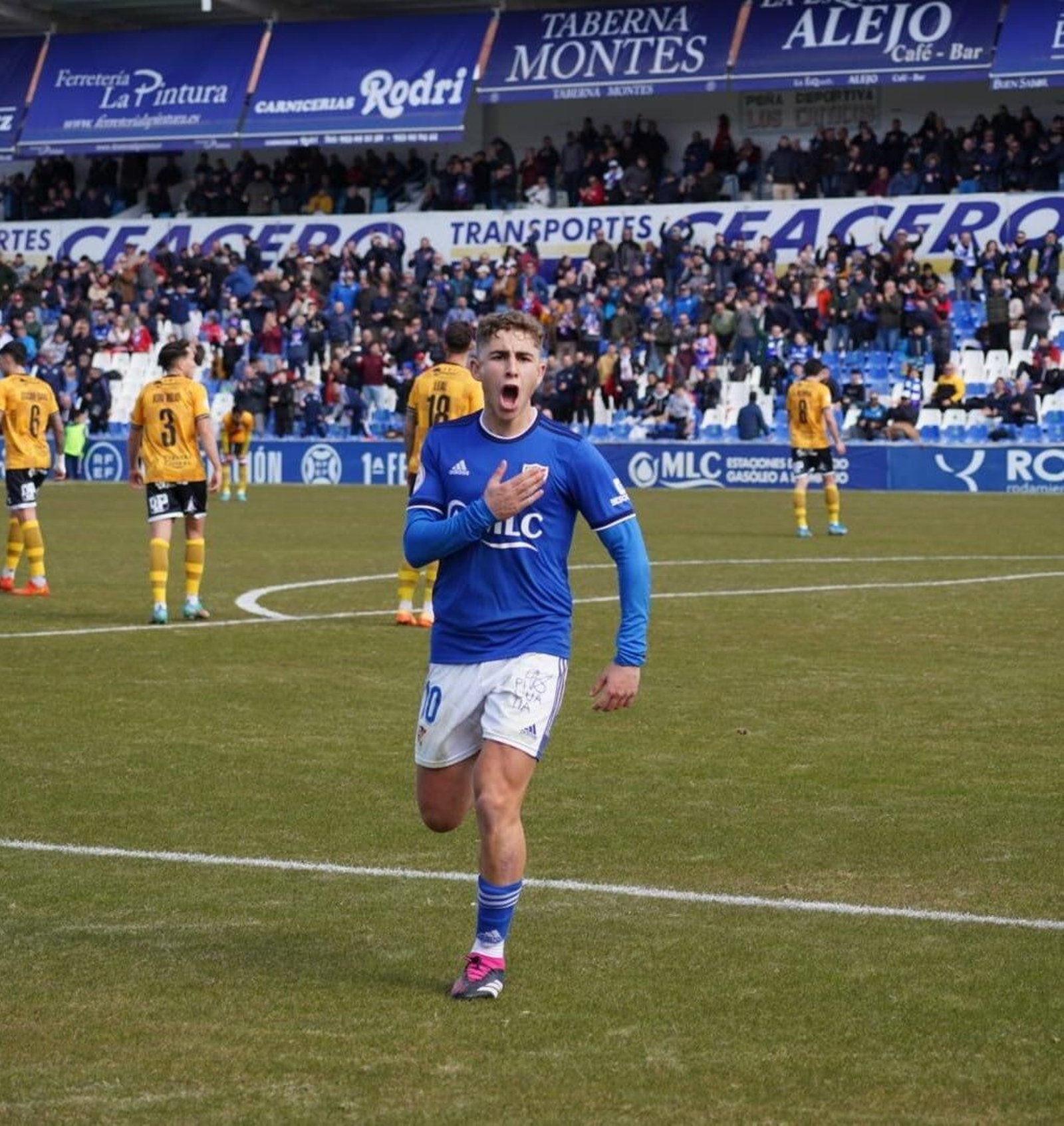 Fermín celebra un gol en Linarejos.