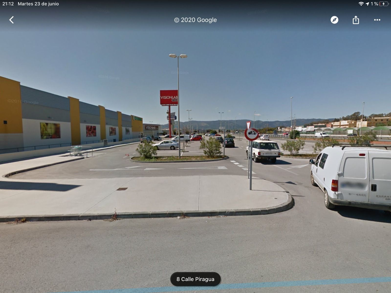 Aparcamiento del polígono comercial de Palmones.