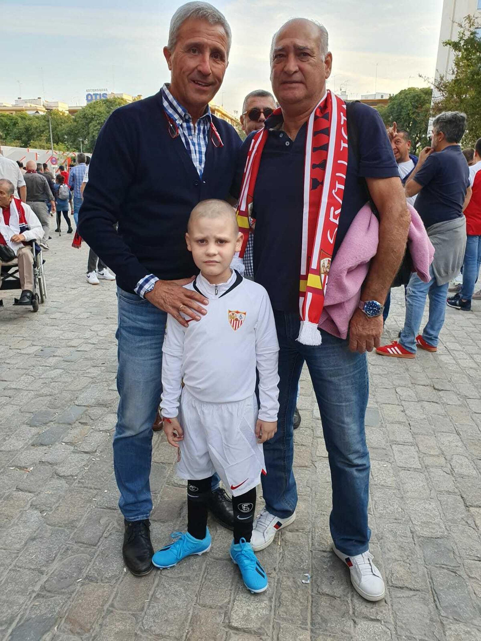 Nacho posa junto a Pablo Blanco y Julio César Lorant, su abuelo.