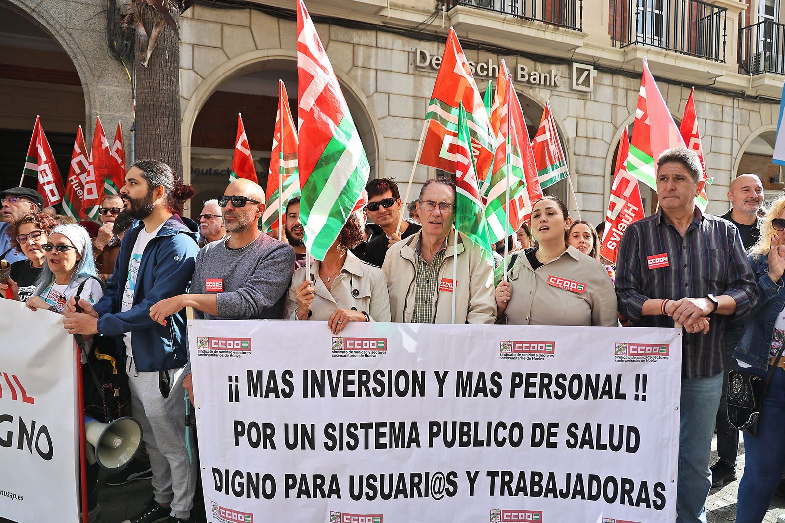 Imágenes de la concentración de la Marea Blanca de Huelva por la sanidad pública