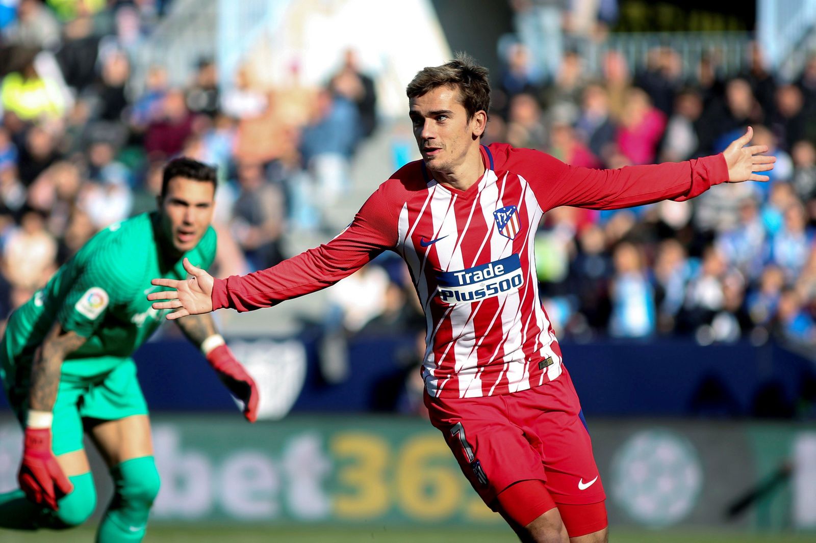 Roberto mira a Griezmann, que celebra el 0-1.