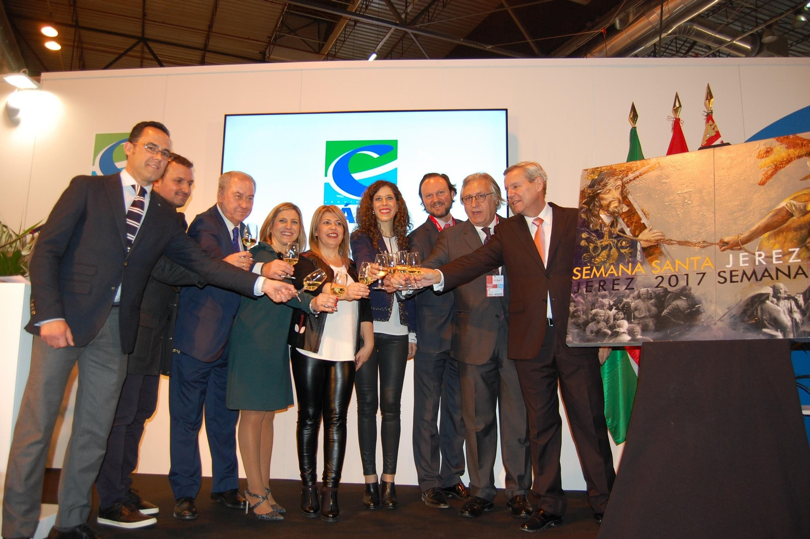 Brindis durante la presentación del calendario festivo de Jerez en el stand de la provincia de Cádiz.