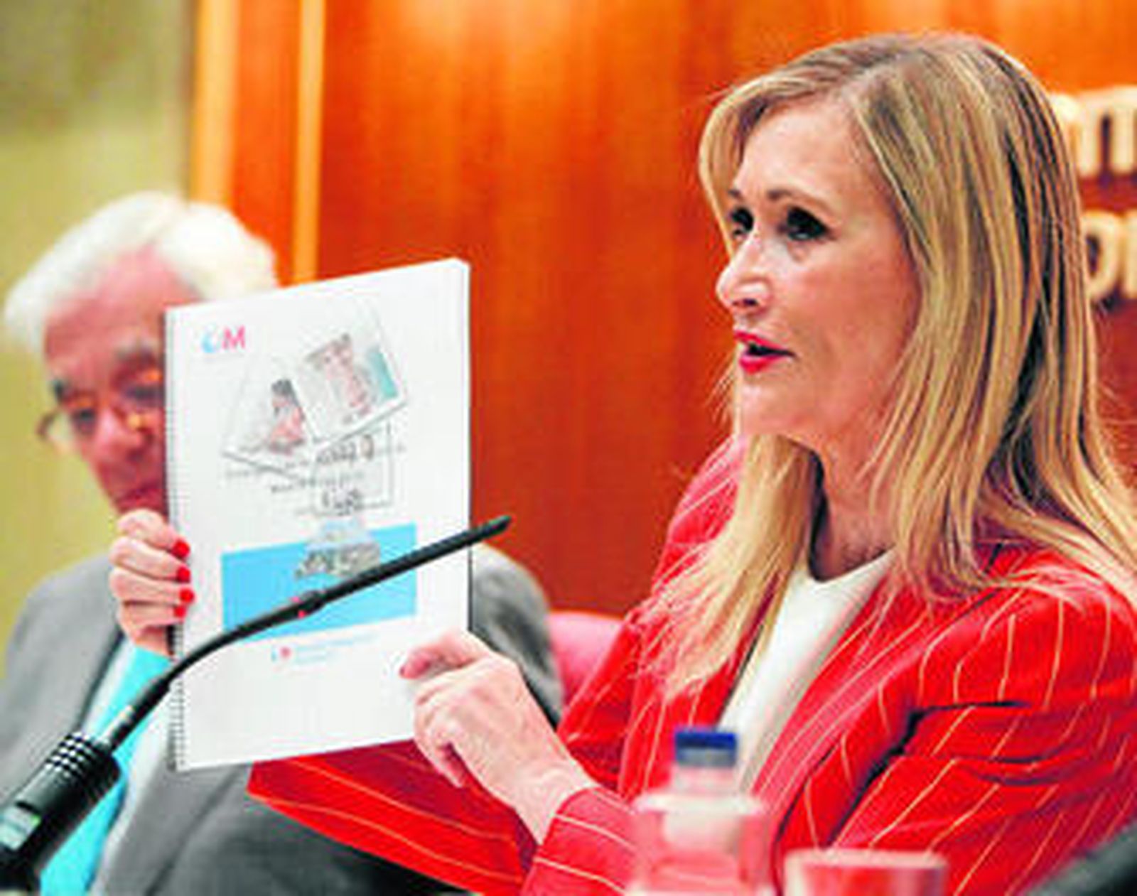 Cristina Cifuentes exhibe un informe ayer tras la reunión del Consejo de Gobierno de la Comunidad de Madrid.