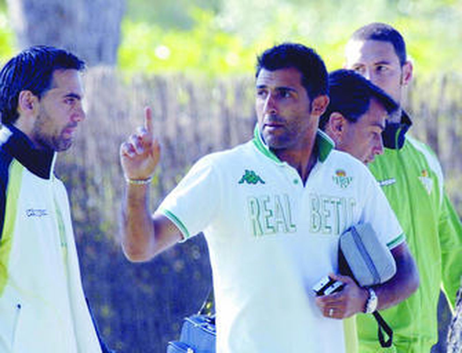 Ricardo levanta el dedo en señal de aviso.