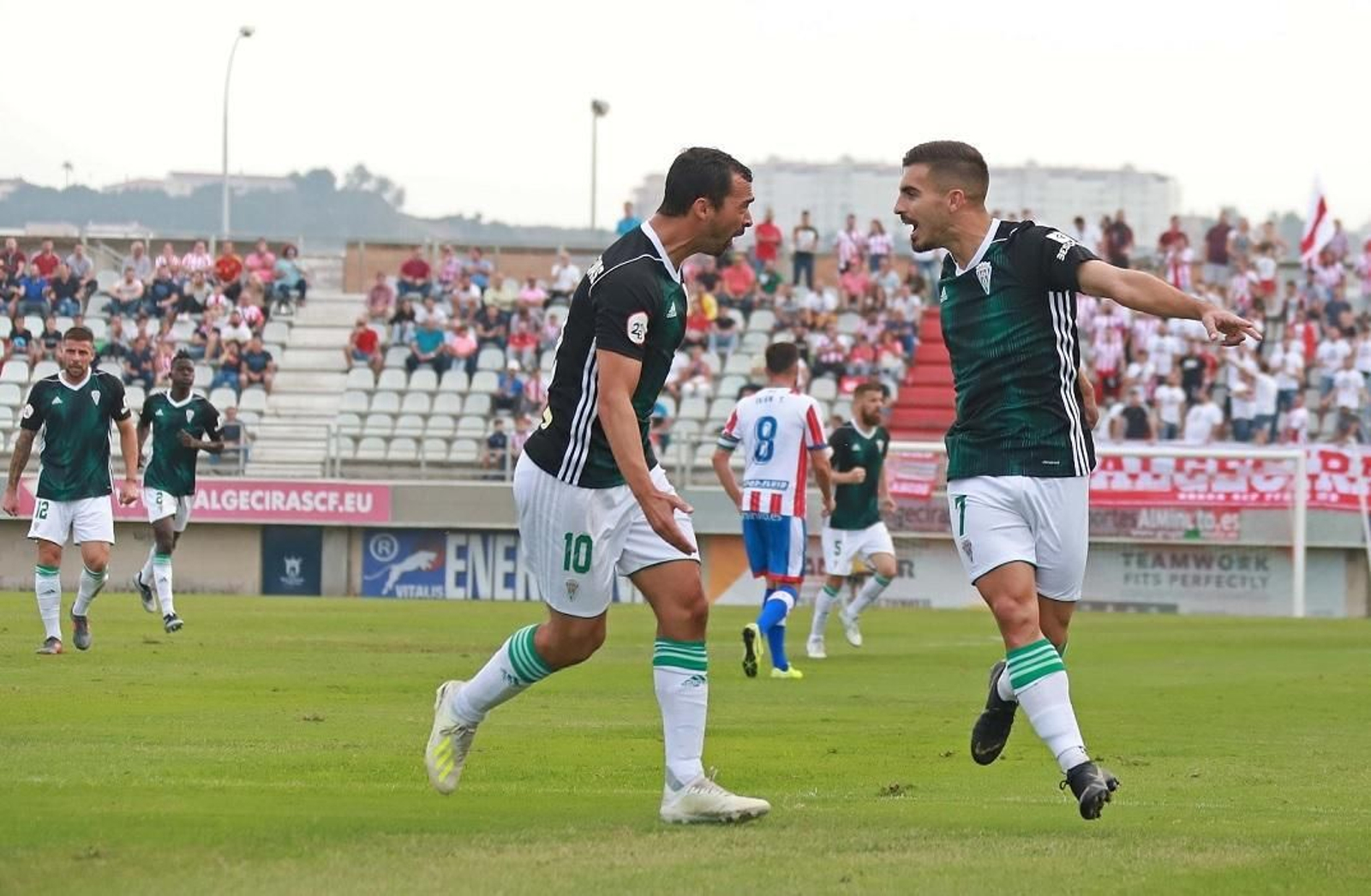 Zelu celebra junto a De las Cuevas su gol ante el Algeciras.