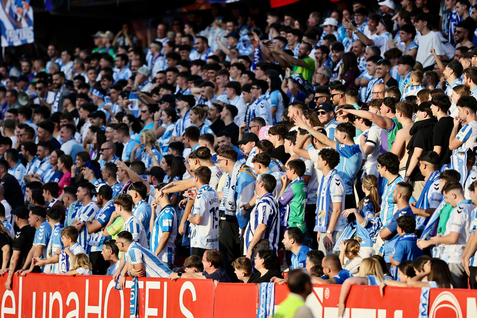 La afición del Málaga CF, en Granada. La afición del Málaga CF, en Granada.