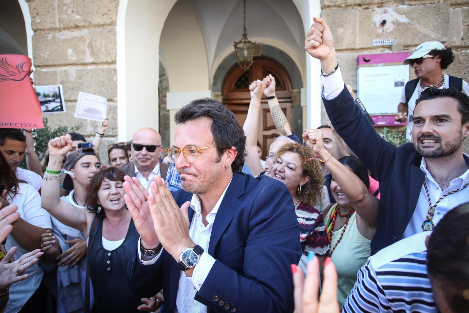 Imágenes de la investidura de José María González Kichi