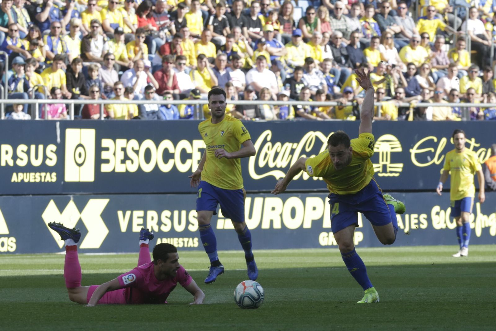 Malbasic trata de culminar un ataque en el Cádiz-Málaga.
