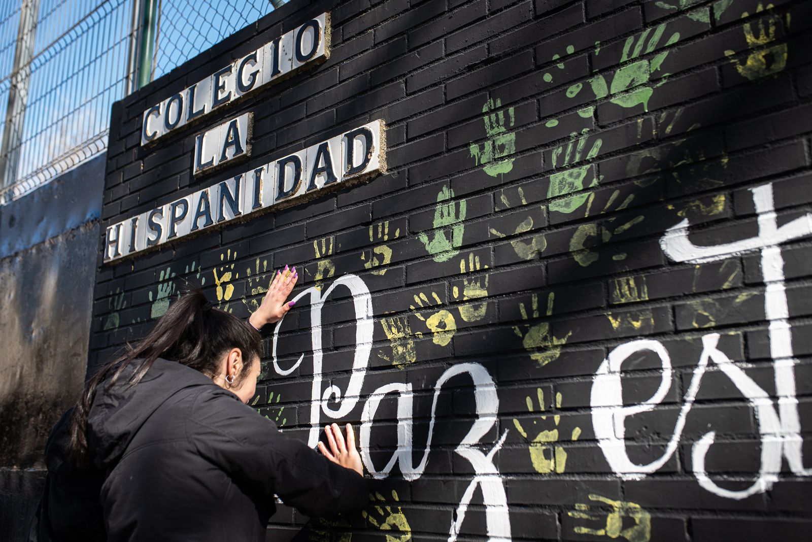 Imágenes de la limpieza de pintadas en La Hispanidad por los alumnos del Colegio de La Hispanidad en el Día de la Paz