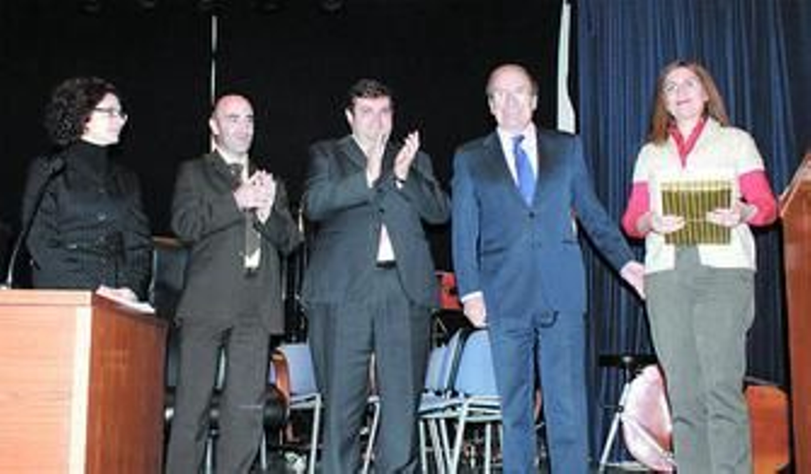 Mª Asunción Díaz, Zenón Luis, Francisco J. Martínez y Pedro Rodríguez, entregando un premio.