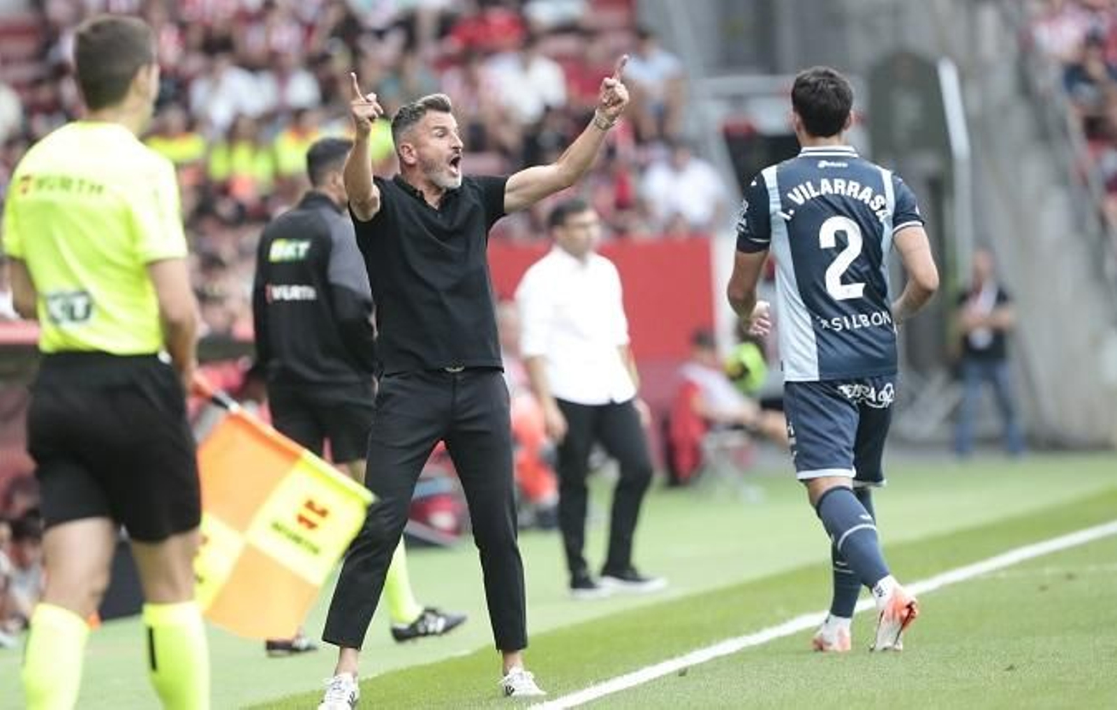 Iván Ania se desgañita en banda en presencia de Vilarrasa.