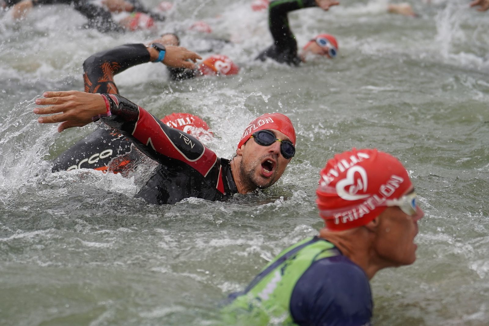 Una imagen del sector de natación en el Triatlón de Sevilla.