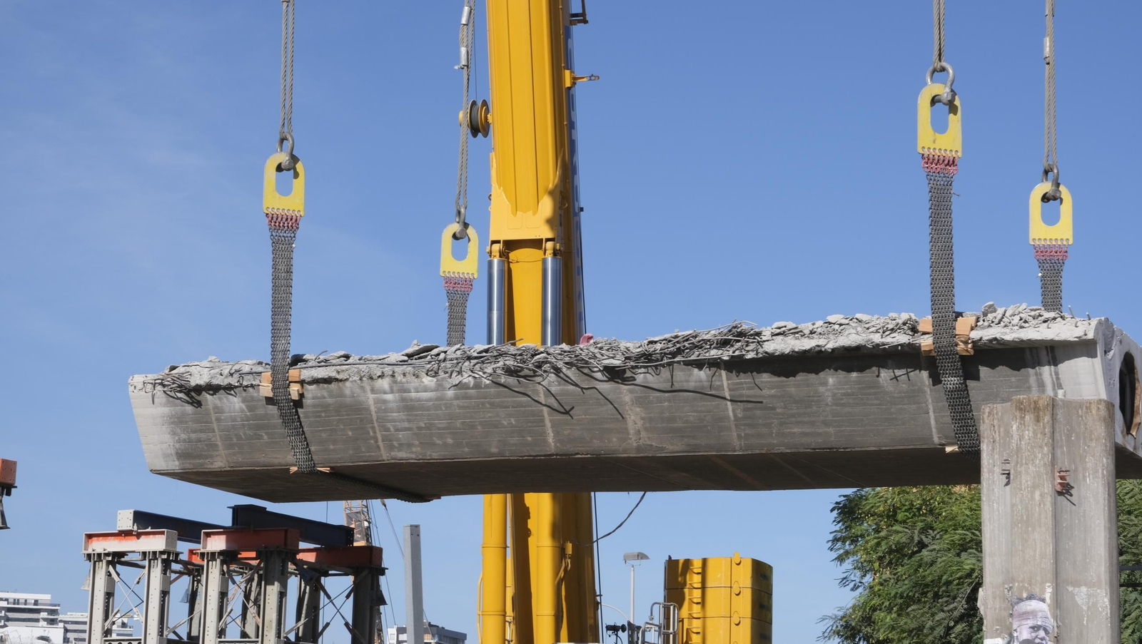El Puente de la Avenida del Mediterráneo ya es historia, en imágenes