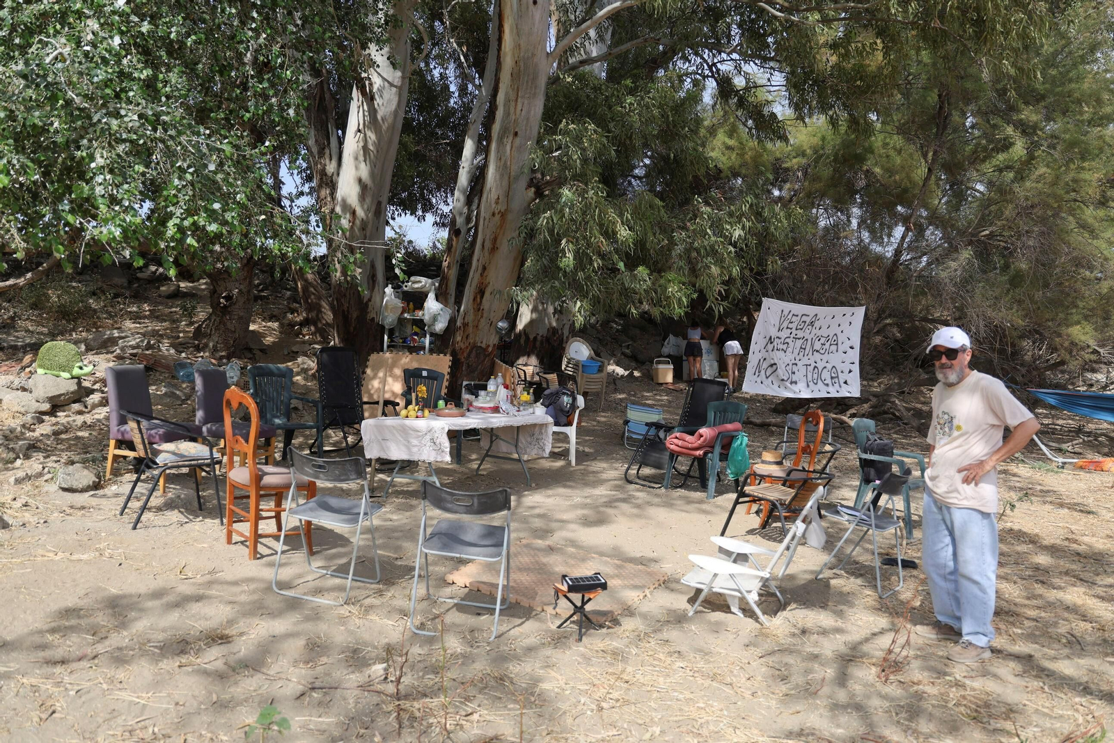 Vecinos protestan frente a las excavadoras en la Vega de Mestanza, en fotos