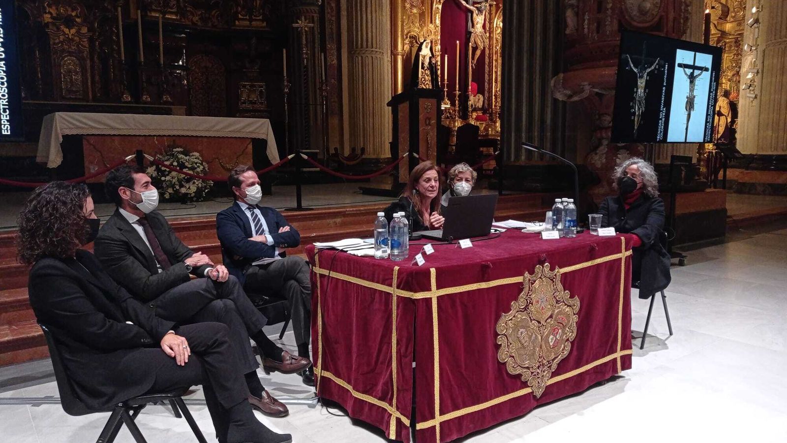 Imagen de la reunión informativa celebrada en la iglesia del Salvador.