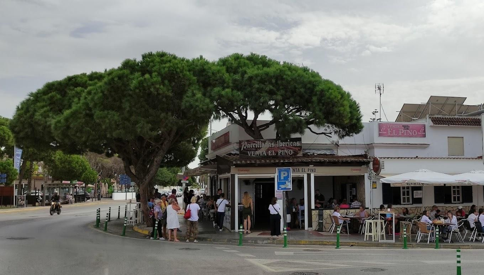 Herido, el hombre logró cruzar la calle hasta refugiarse en el restaurante Venta El Pino.