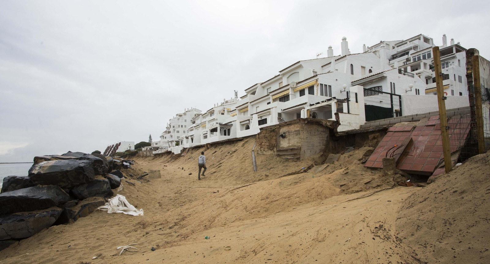 Las fuertes lluvias se llevaron en marzo el muro de contención de los chalés del Portil.