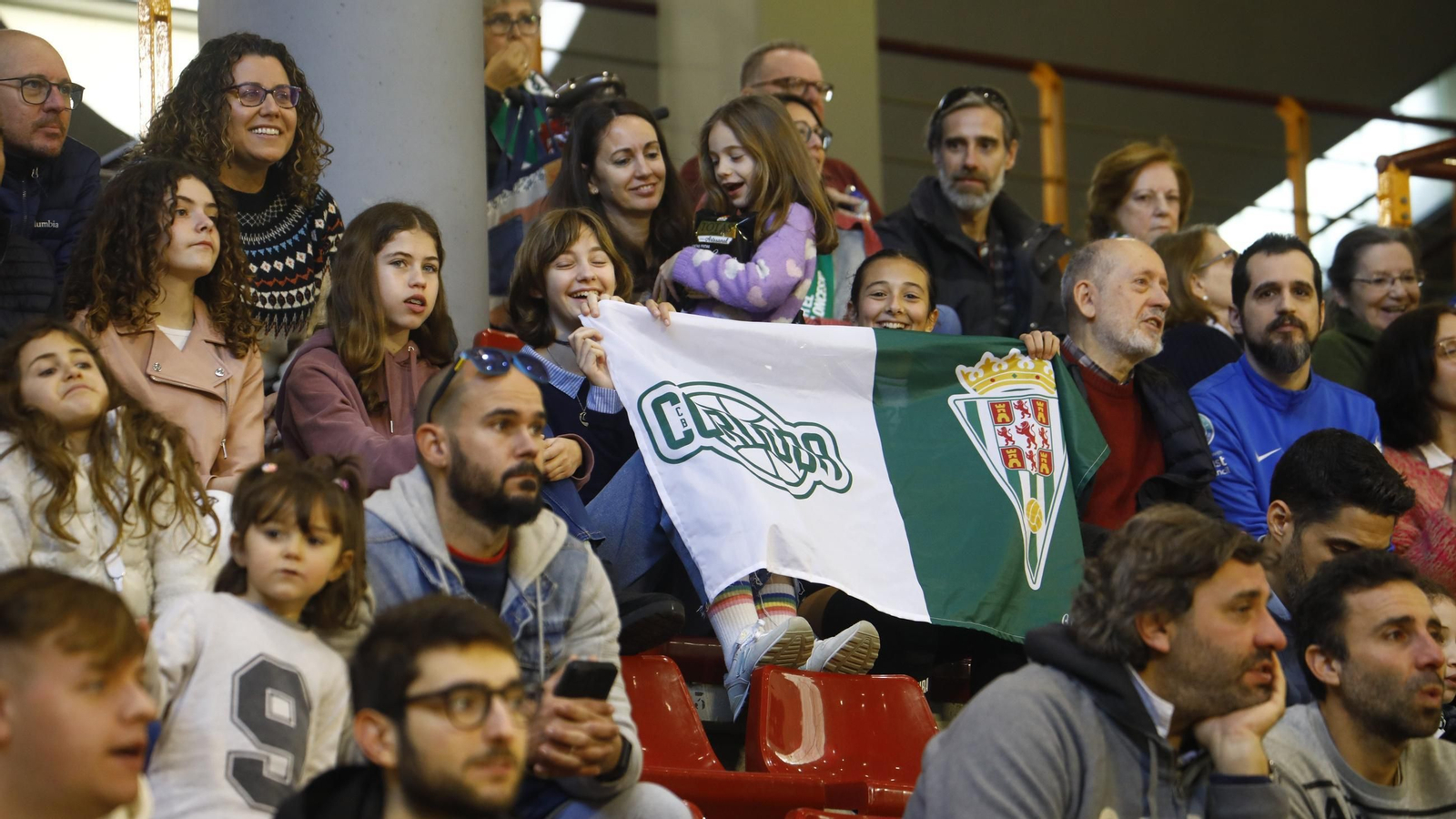 Aficionados del Coto Córdoba en las gradas de Vista Alegre para un partido de su equipo.