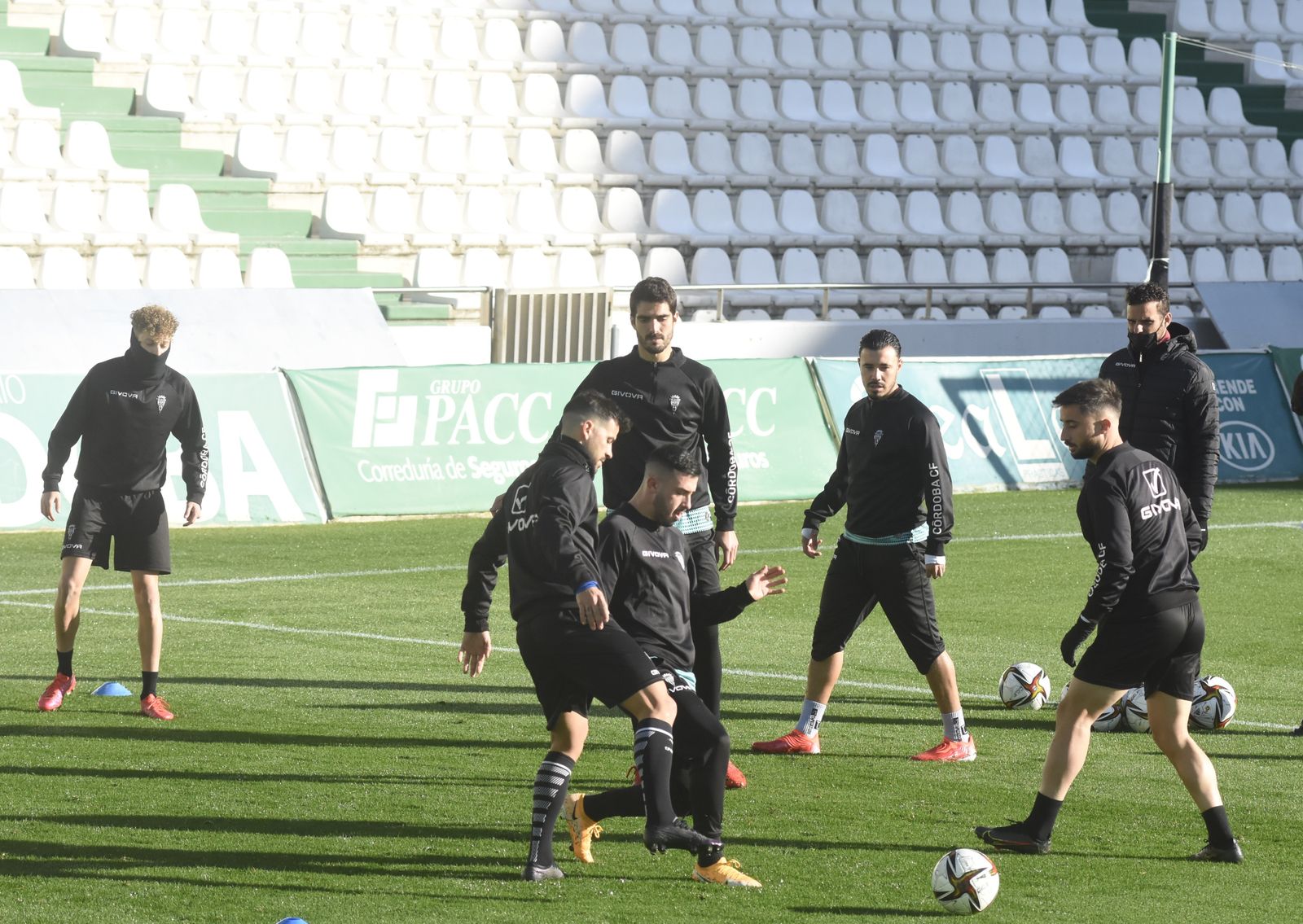 El regreso al trabajo del Córdoba CF tras el parón navideño, en imágenes