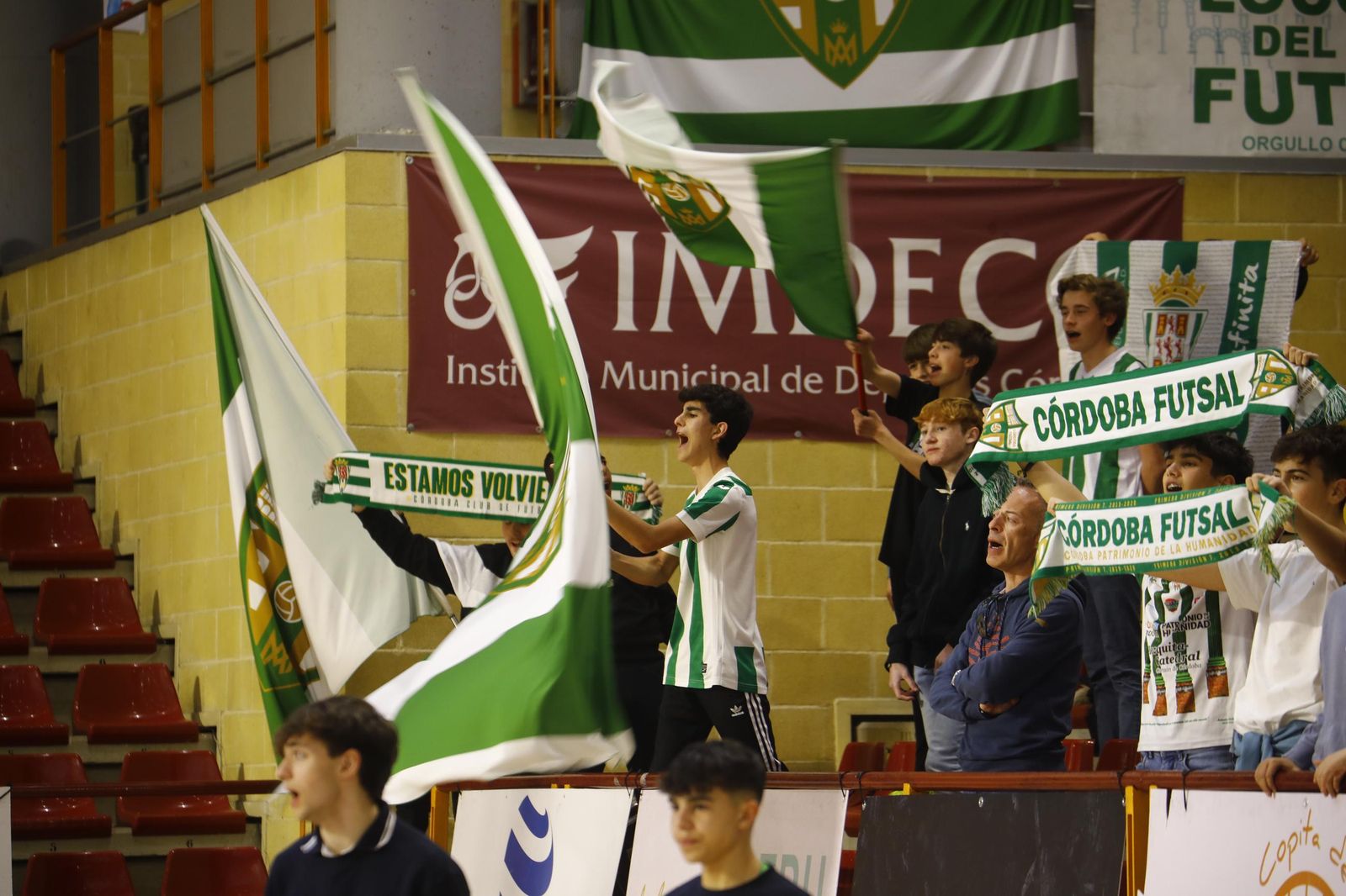 Las mejores fotos del ambiente en Vista Alegre para el Córdoba Futsal - Noia