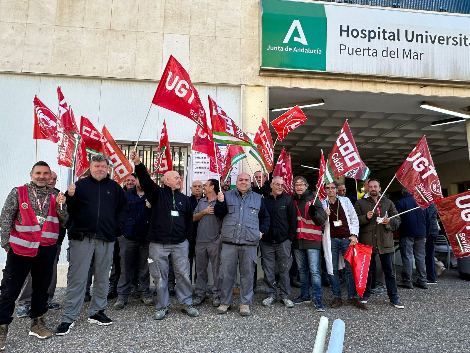 Concentración del personal de mantenimiento del hospital Puerta del Mar.