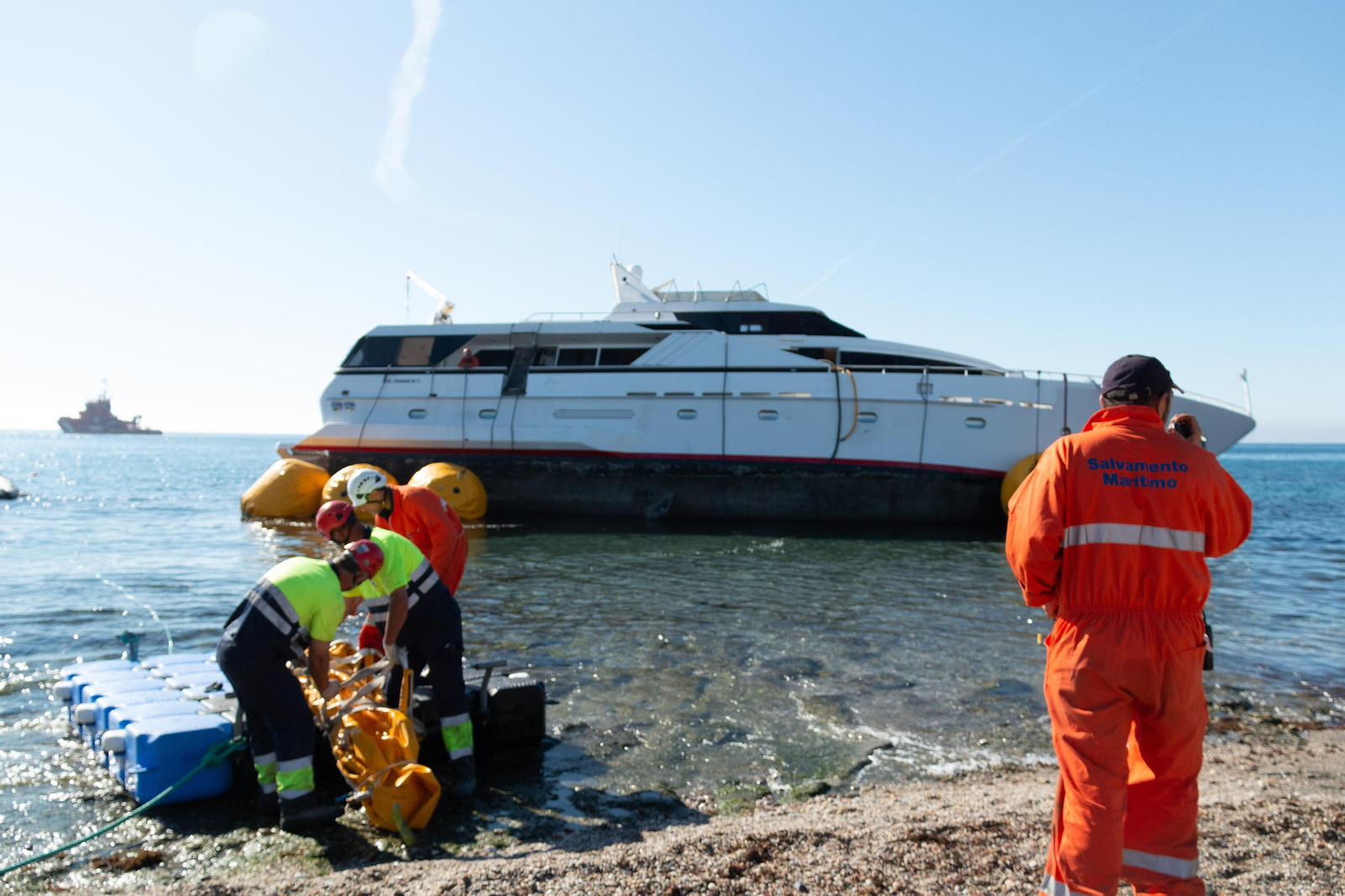 Así ha sido el trabajo de más de 8 horas para reflotar el yate encallado en Carchuna