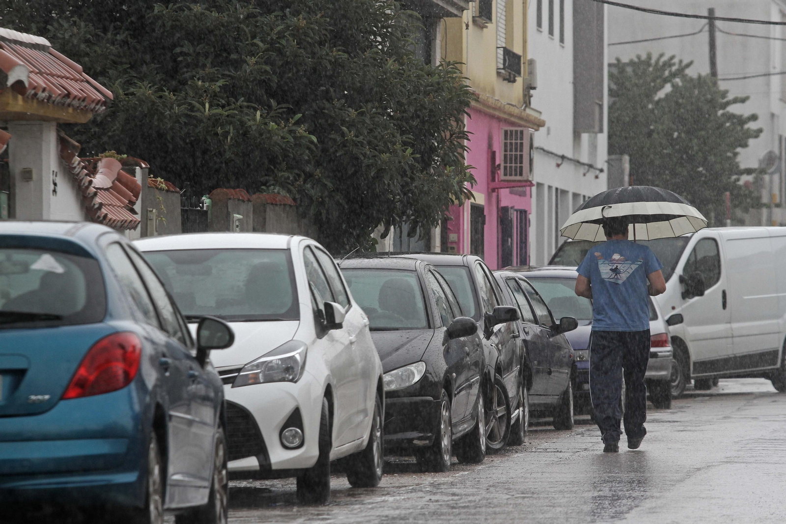 Una persona camina bajo una intensa lluvia, ayer en Algeciras.