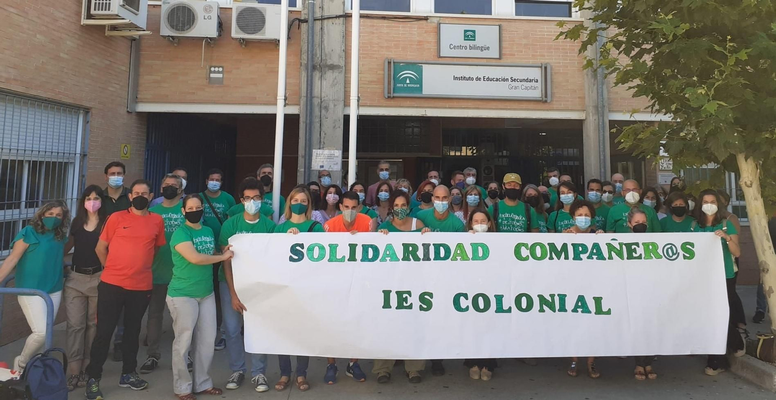 Un momento de la concentración en la entrada del instituto Gran Capitán.