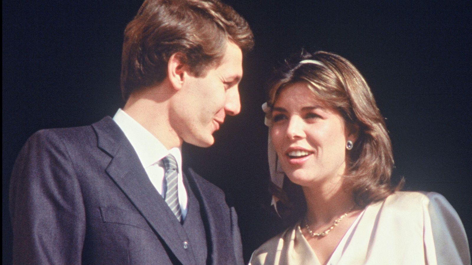 Stéfano y Carolina saludan desde el balcón del Palacio Grimaldi el día de su boda, en 1983.