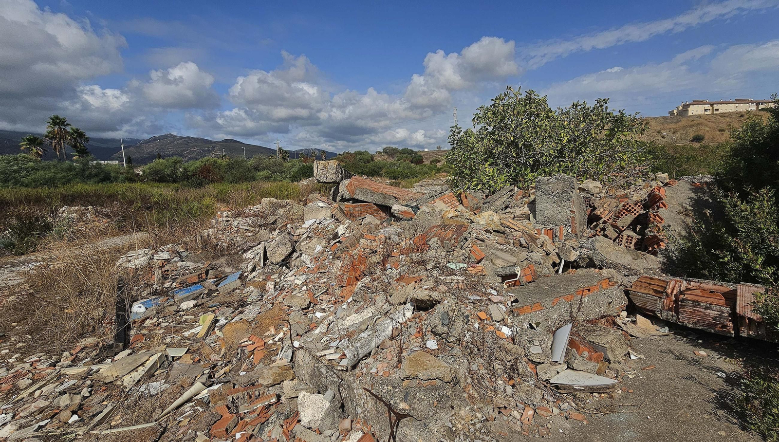 Las escombreras ilegales de Algeciras, en imágenes