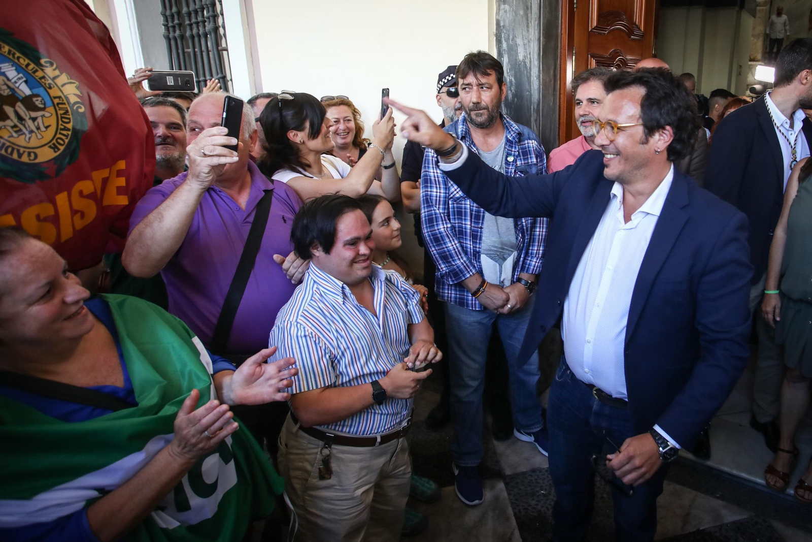 Imágenes de la investidura de José María González Kichi