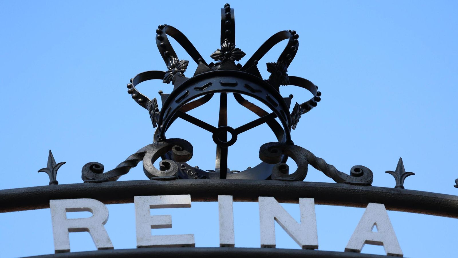 Corona Real que desde este año preside el arco del emblemático barrio onubense.