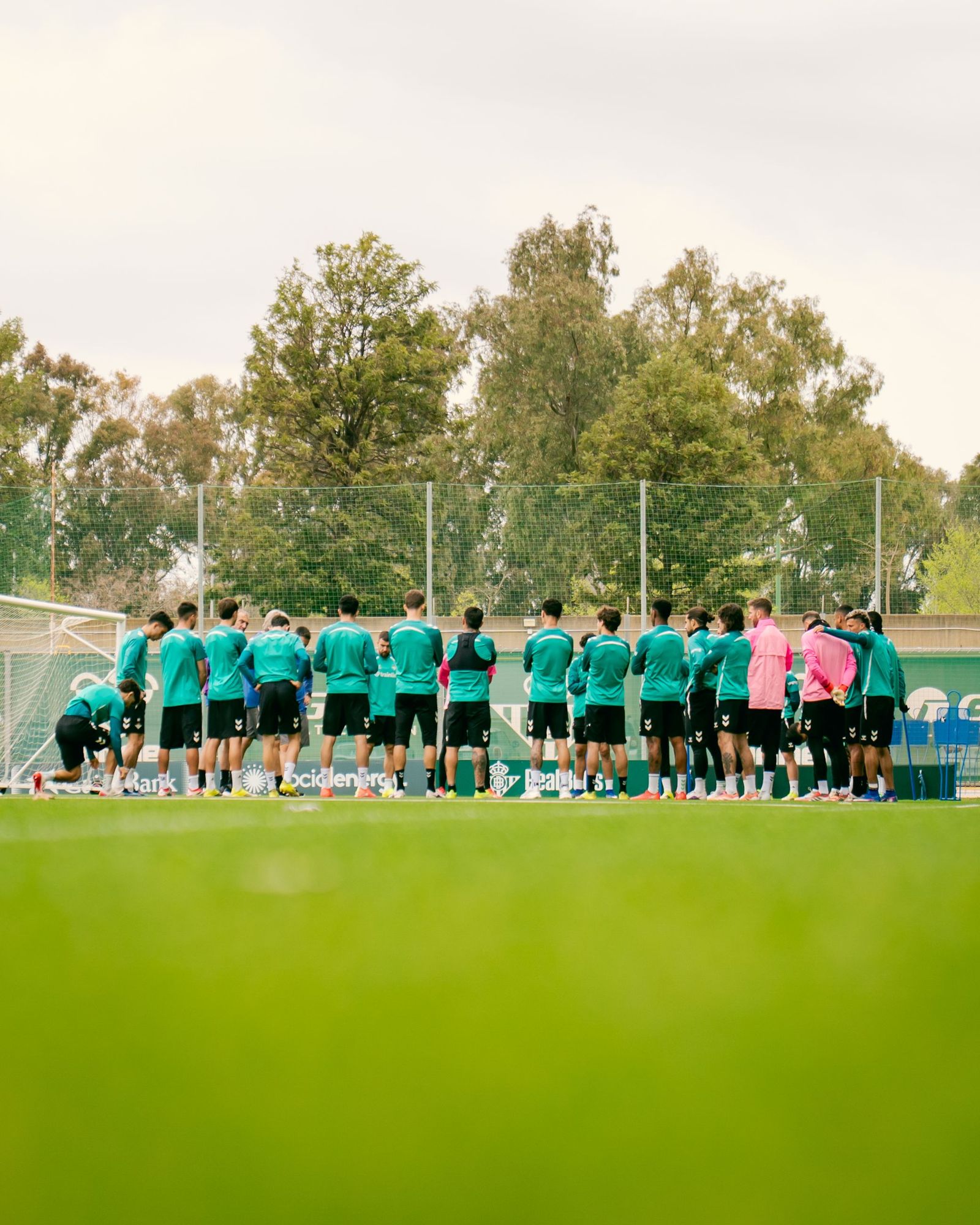 La plantilla del Betis escucha a Manuel Pellegrini en la charla del entrenamiento