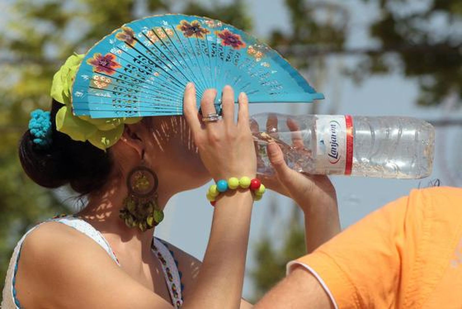 El intenso calor y el fuerte viento hizo que más de uno recurriera al agua y a los abanicos para refrescarse

Foto: Miguel Ángel González