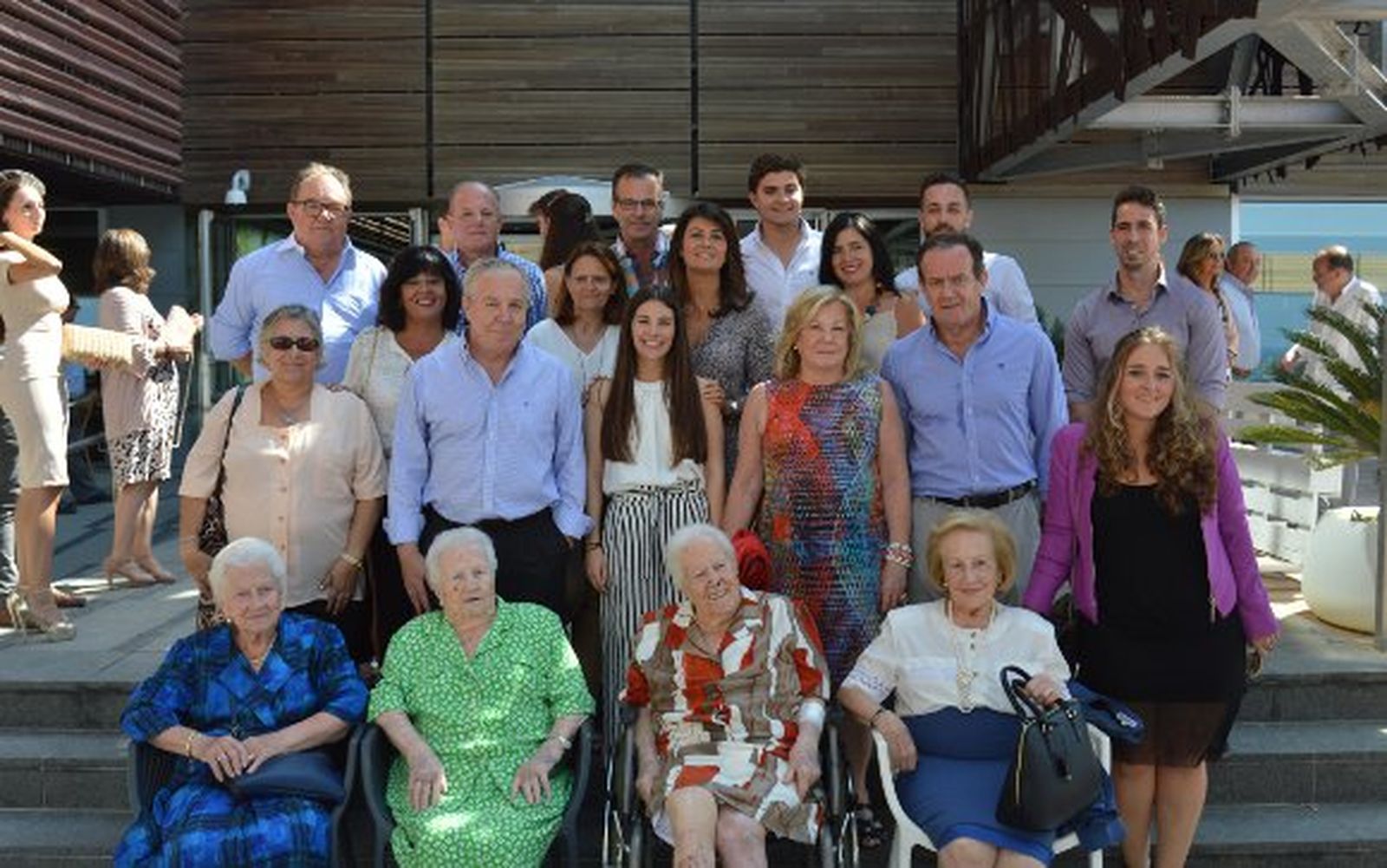 Pili Roquette con sus hermanas, su cuñada y sus sobrinos Roquette Castro.

Foto: Ignacio Casas de Ciria