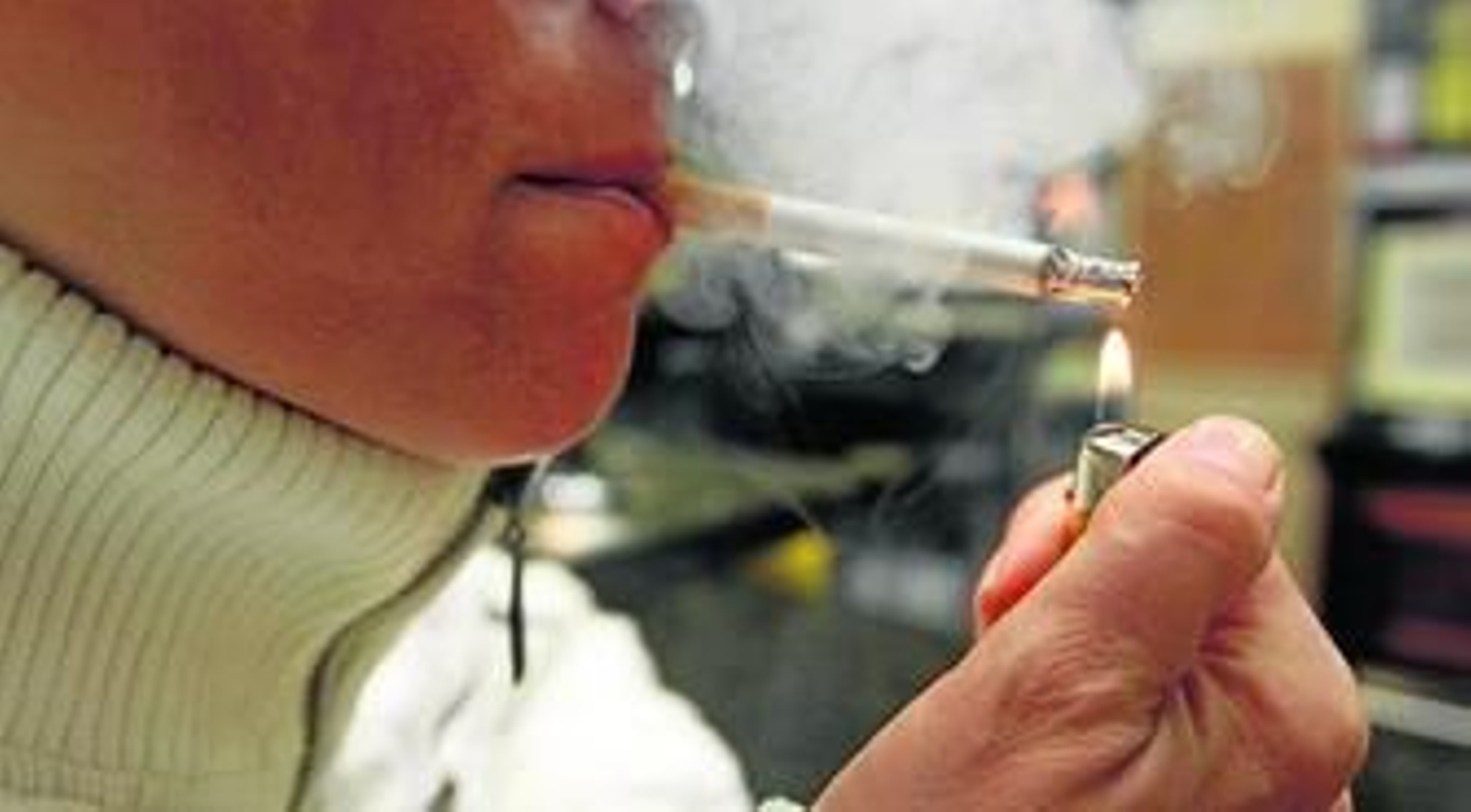 Un hombre fuma en un establecimiento.