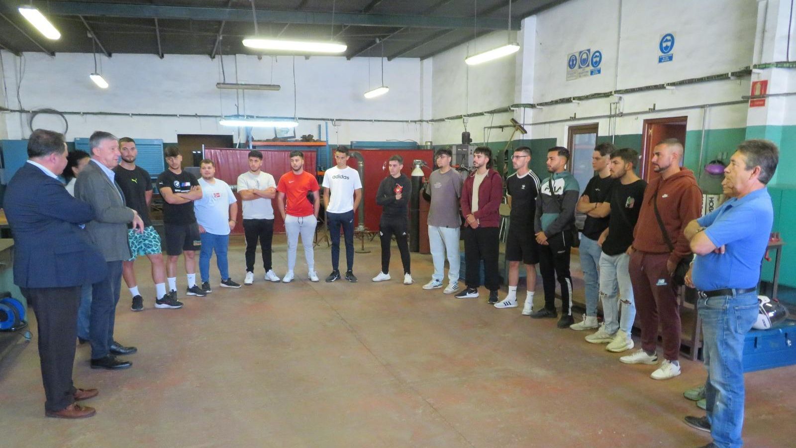 Juan Carlos Duarte y Carmelo Romero con los alumnos en la inauguración del Programa de Empleo y Formación 'Promoción Metal V'. Juan Carlos Duarte y Carmelo Romero con los alumnos en la inauguración del Programa de Empleo y Formación 'Promoción Metal V'.
