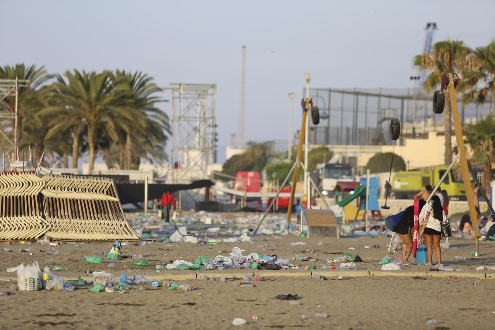 Las fotos de la basura en las playas de Málaga tras San Juan