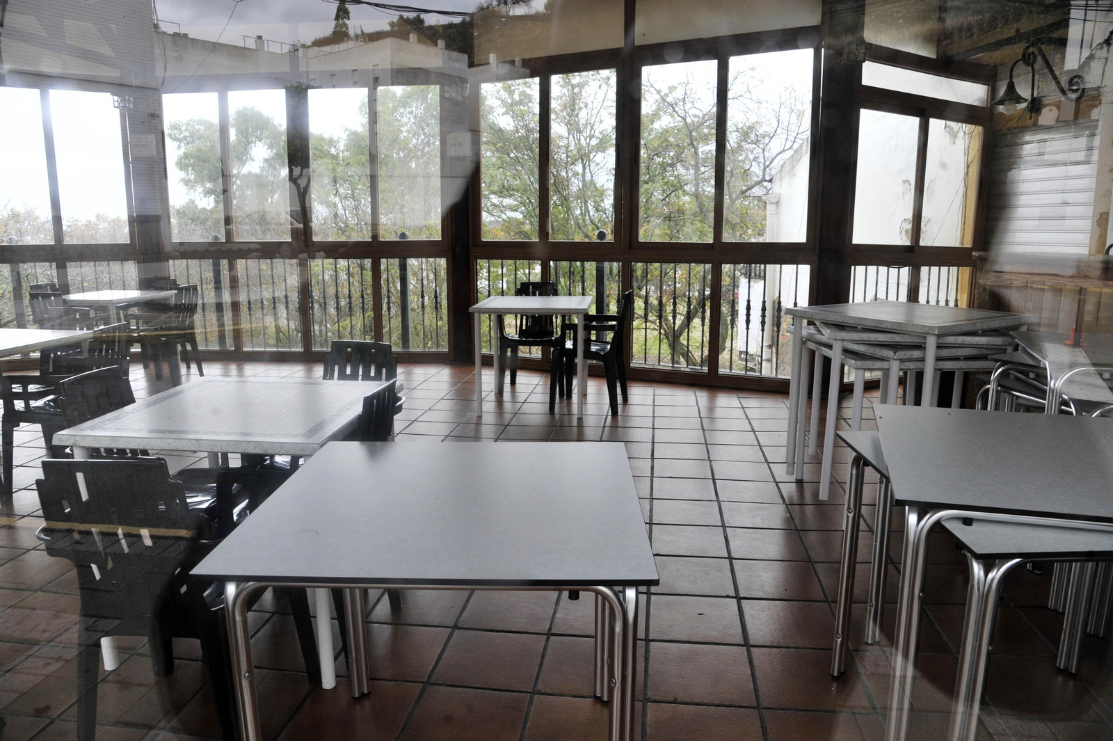 Mesas apiladas en un bar cerrado en Arcos, durante el cierre perimetarl en noviembre.