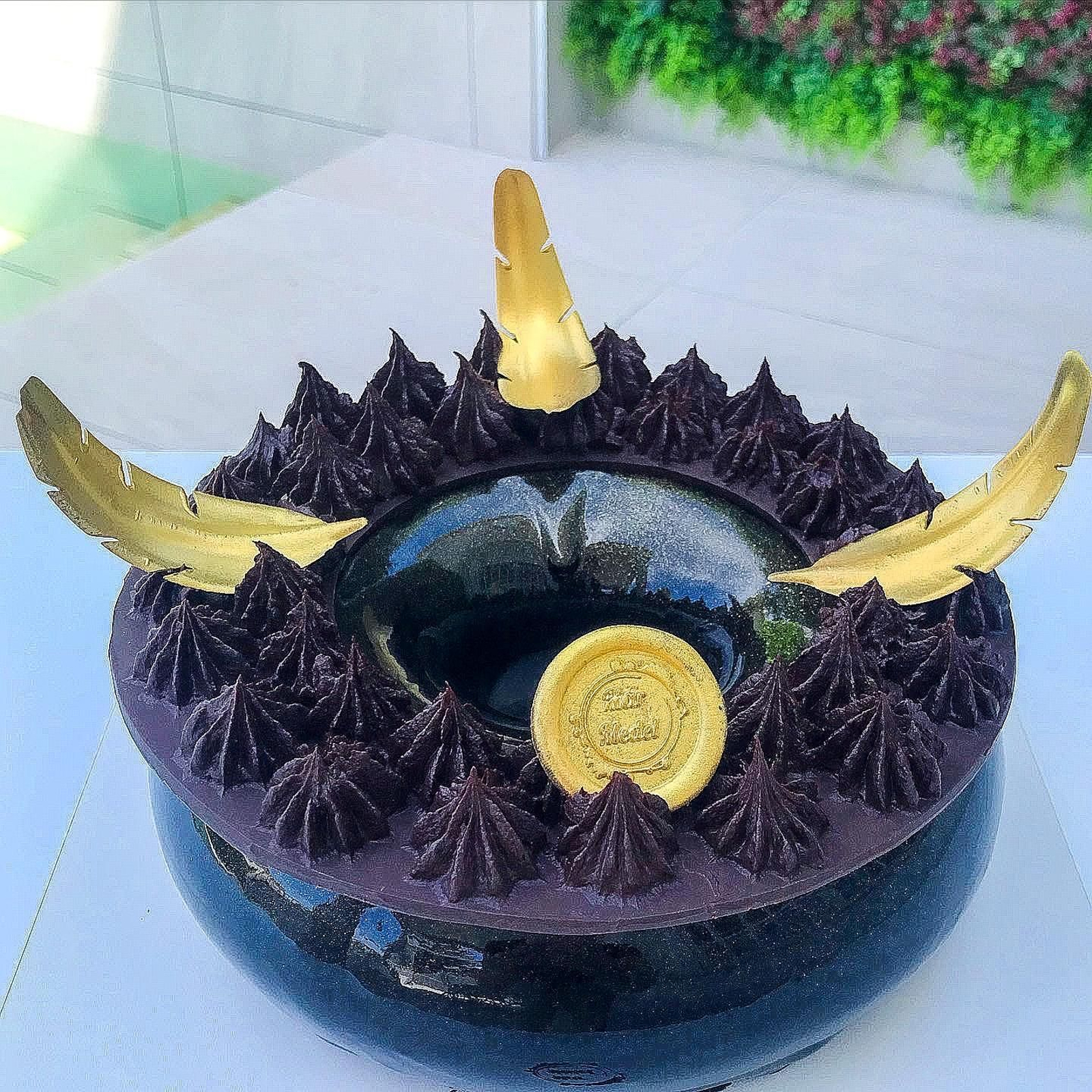 Entremet de mousse de chocolate en diferentes texturas y corazón de crema pastelera