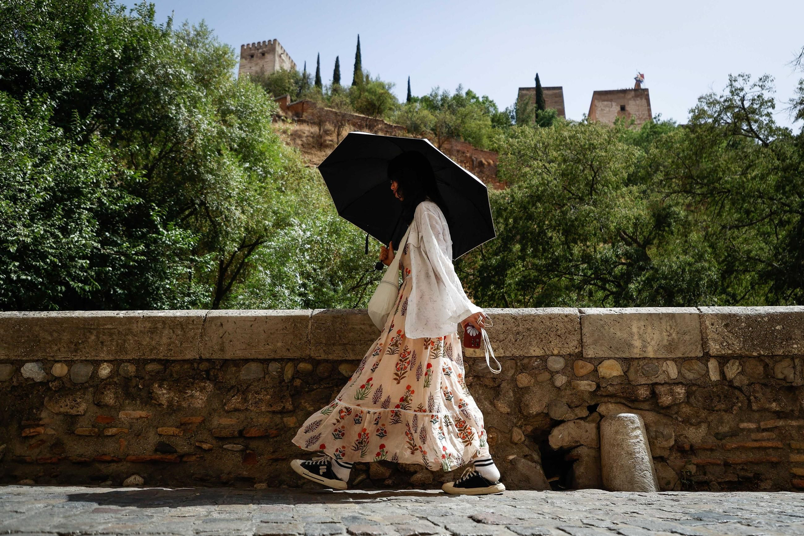 Paraguas, abanicos y agua: las mejores imágenes de la primera ola de calor de agosto en Granada